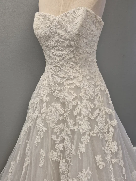 Pronovias Alcanar Lace & Tulle A-Line Wedding Dress - US 12 - Bustle Ready - Picture 5 of 16